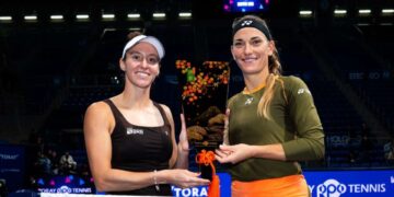 Luisa Stefani e Timea Babos com o troféu
