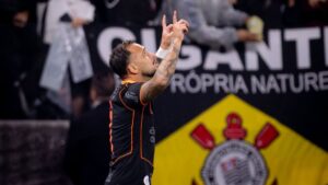Maycon comemorando gol pelo Corinthians