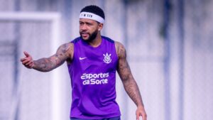 Memphis em treino do Corinthians