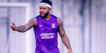 Memphis em treino do Corinthians