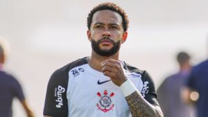 Memphis Depay durante jogo do Corinthians