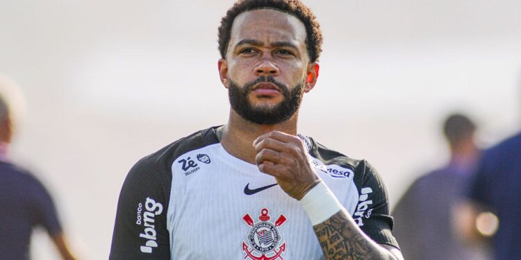 Memphis Depay durante jogo do Corinthians