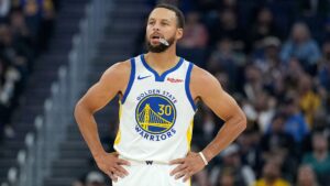 Curry durante jogo de pré-temporada da NBA