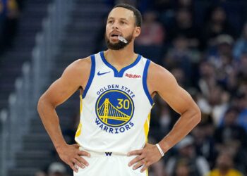 Curry durante jogo de pré-temporada da NBA