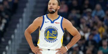 Curry durante jogo de pré-temporada da NBA