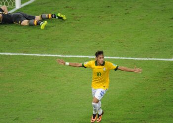 Jogador de futebol Neymar Jr comemorando gol pela seleção brasileira - Créditos: depositphotos.com / A.Paes