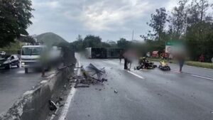 Ônibus com torcedores do Flamengo tomba