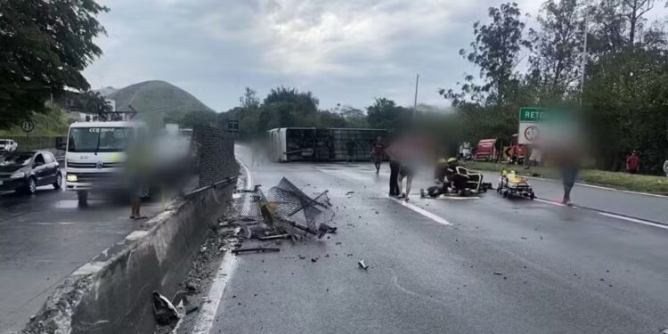 Ônibus com torcedores do Flamengo tomba