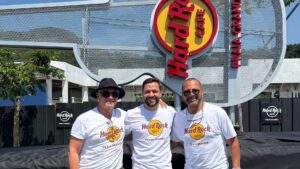 Pai de Neymar Jr conduz chegada da guitarra do Hard Rock Cafe