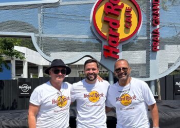 Pai de Neymar Jr conduz chegada da guitarra do Hard Rock Cafe