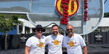 Pai de Neymar Jr conduz chegada da guitarra do Hard Rock Cafe