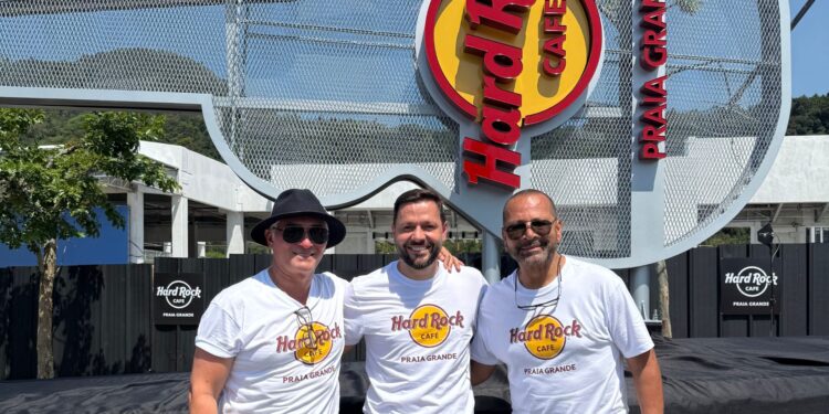 Pai de Neymar Jr conduz chegada da guitarra do Hard Rock Cafe