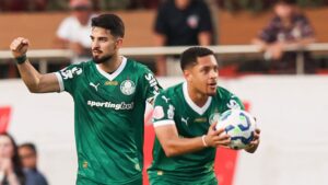 Flaco López e Vitor Roque comemorando gol do Palmeiras