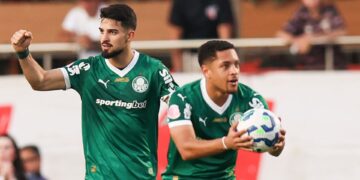 Flaco López e Vitor Roque comemorando gol do Palmeiras