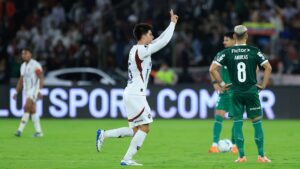 Jogador da LDU comemorando gol contra o Palmeiras
