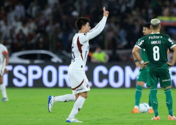 Jogador da LDU comemorando gol contra o Palmeiras