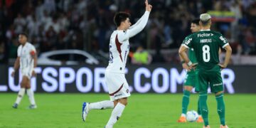 Jogador da LDU comemorando gol contra o Palmeiras