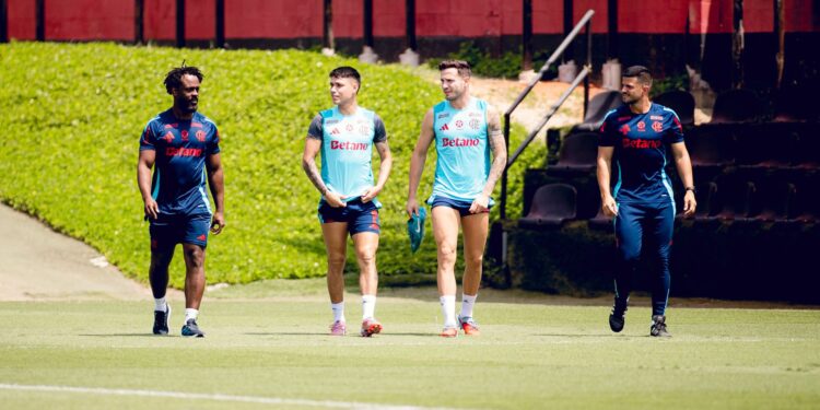 Jogadores do Flamengo passam por exames de doping antes de duelo contra o Palmeiras
