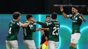 Jogadores do Palmeiras comemorando gol