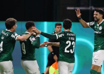 Jogadores do Palmeiras comemorando gol
