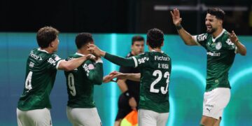 Jogadores do Palmeiras comemorando gol