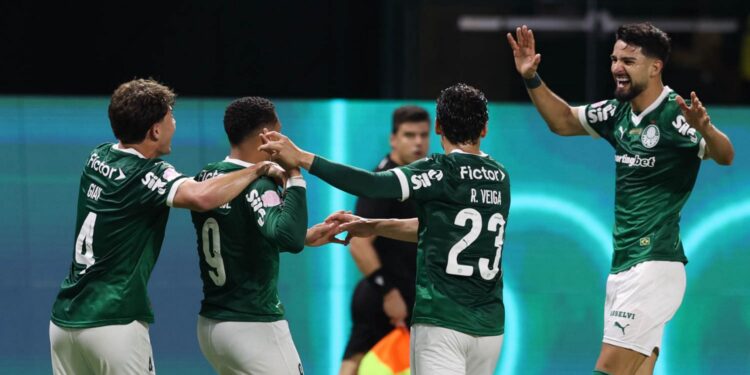 Jogadores do Palmeiras comemorando gol