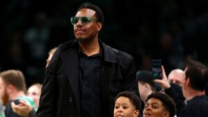 Paul Pierce assistindo jogo da NBA