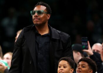Paul Pierce assistindo jogo da NBA