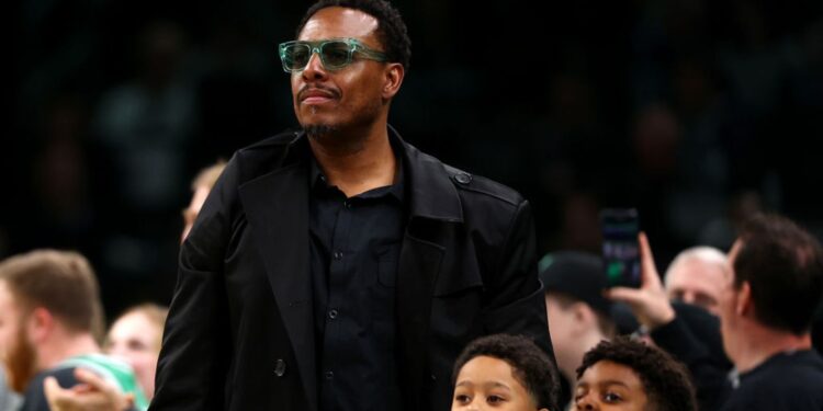 Paul Pierce assistindo jogo da NBA