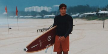 Pedro Matos segurando prancha