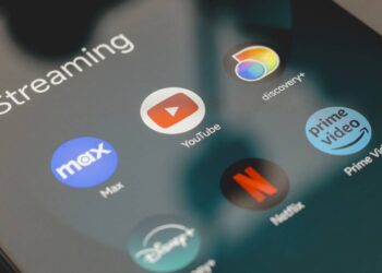 Plataformas de streaming em tela de celular  - Créditos: depositphotos.com / rafapress