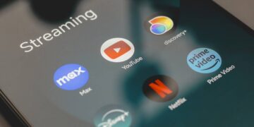 Plataformas de streaming em tela de celular  - Créditos: depositphotos.com / rafapress