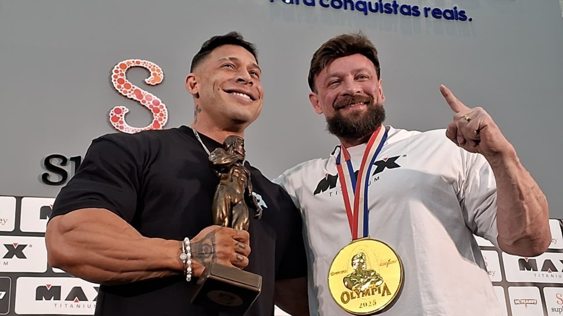 Ramon Dino ao lado do treinador Fabrício Pacholok