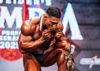 Ramon Dino comemora título no Mr. Olympia 2025