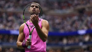 Alcaraz durante partida de tênis