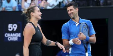 Sabalenka e Djokovic rindo