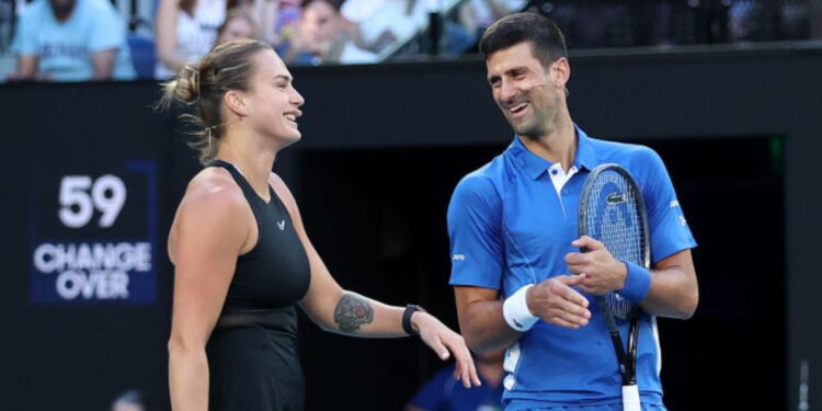 Sabalenka e Djokovic rindo