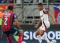 Samuel Lino durante jogo do Flamengo contra o Bahia
