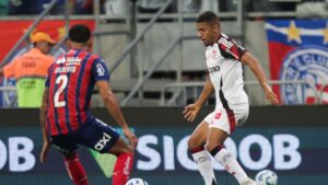 Samuel Lino durante jogo do Flamengo contra o Bahia