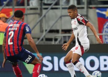 Samuel Lino durante jogo do Flamengo contra o Bahia