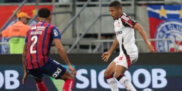 Samuel Lino durante jogo do Flamengo contra o Bahia