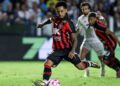 Lance do jogo entre Santos e Vitória