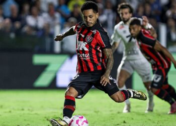 Lance do jogo entre Santos e Vitória