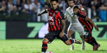 Lance do jogo entre Santos e Vitória