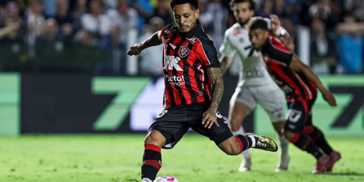 Lance do jogo entre Santos e Vitória