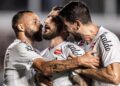 Jogadores do Santos comemorando gol