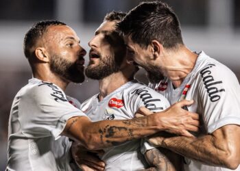 Jogadores do Santos comemorando gol