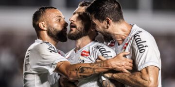 Jogadores do Santos comemorando gol