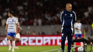 Técnico do Cruzeiro, Leonardo Jardim em jogo contra o Flamengo
