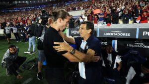 Gustavo Costas, técnico do Racing, ao lado de Filipe Luis